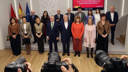 Representantes de Navarra y el Estado en la comisión mixta de la Junta de Transferencias tras la reunión en la que se ha formalizado el traspaso de los dos tramos de la AP-68 que atraviesan Navarra.