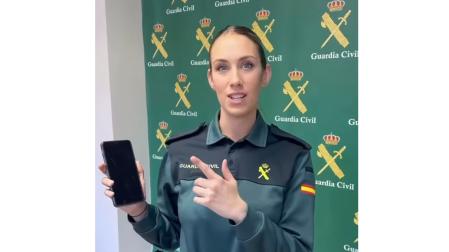 La Guardia Civil avisa de los peligros de mirar correos ajenos