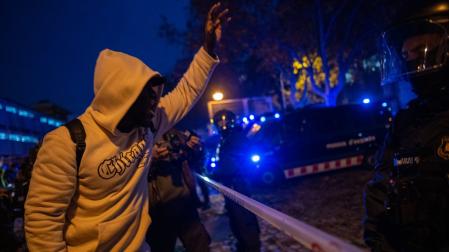 Los Mossos d'Esquadra, momentos antes de iniciar el desalojo