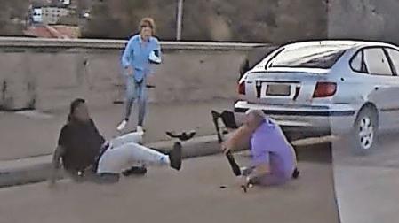 Instante en el que el matrimonio Gurman trata de arrebatar el arma a Sajid Akram y frenar así el atentado terrorista en Bondi Beach