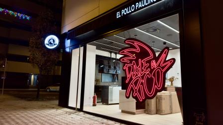 El nuevo local de El Pollo Paulino está ubicado en la confluencia de las calles Doctora Ariz y Camino Oscoz, en el barrio pamplonés de Lezkairu.