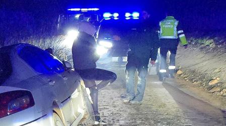 El conductor dio positivo en anfetaminas, carecía de permiso de conducción y fue detenido tras huir a pie
