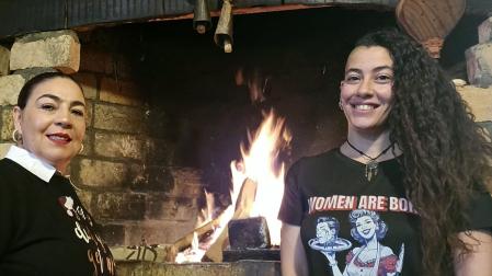 Ángela María Álvarez Caicedo (izda.) y Sayra Ramírez Escudero, nuevas responsables de la bodega-asador Forka de Lumbier