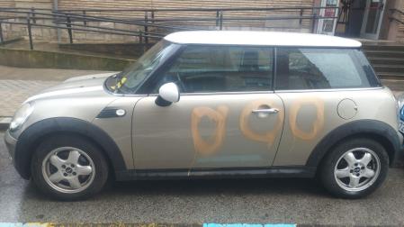 Imagen de las pintadas intimidatorias en el coche de Uxue Barkos