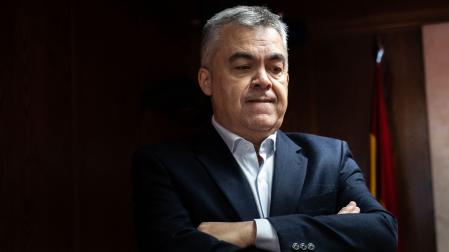 Santos Cerdán se muerde el labio antes de empezar su comparecencia en la Comisión de Investigación del ‘caso Koldo’, en el Senado