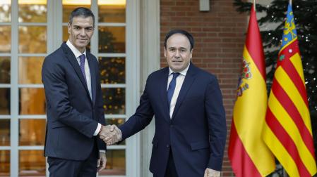El presidente del Gobierno, Pedro Sánchez, saluda al presidente de la Generalitat Valenciana, Juan Francisco Pérez Llorca, con quien se ha reunido este miércoles