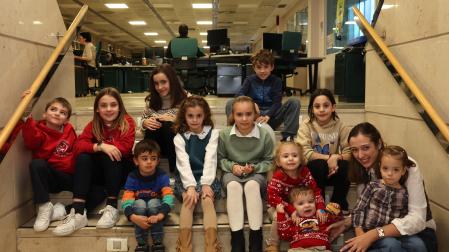 En primera fila y desde la izquierda: Alex Canalejo Ollo, Claudia Canalejo Ollo,  Miguel González Laquidain,  Alejandra García Lamuela, Alba Pérez Beguiristain, Unai Medina Echarri y Keira Aparicio Chivite junto a su madre Leila Chivite Matthews. En segunda fila desde la izquierda: Lara Rodríguez De Miguel,  Miguel Arrizabalaga Eguillor, Irati Medina Echarri y Alaia Tres Castro.