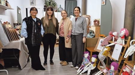 Desde la izda., Nagore San Felices, Andrea San Miguel, María Leorza y Naroa Román en el mercado navideño de artesanía que organizaron por primera vez