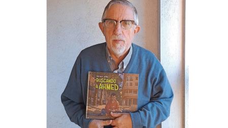 El escritor navarro Jesús Ballaz Zabalza, con la portada del libro 'Buscando a Ahmed'