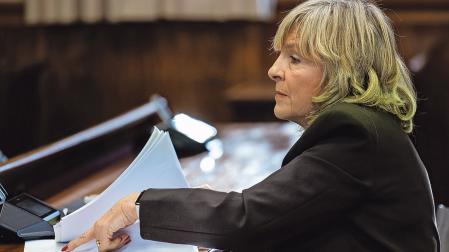 La senadora de UPN, María Caballero, durante su interrogatorio de ayer a Santos Cerdán