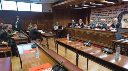 Los representantes socialistas no se cruzaron con Santos Cerdán al entrar en la sala, a la que accedieron cuando la sesión estaba a punto de comenzar