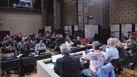 Aspecto de la sala Pinaquy de Salesas al inicio de la última asamblea del año de la Mancomunidad de la Comarca de Pamplona