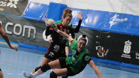Almudena Gutiérrez se prepara para lanzar desde el pivote de Replasa Beti Onak tras superar la defensa del Cicar Lanzarote