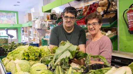 Enrique Pozos Sánchez y Guadalupe Calvo Cabello, en el interior de su tienda de frutas y verduras Pozicos de Tudela