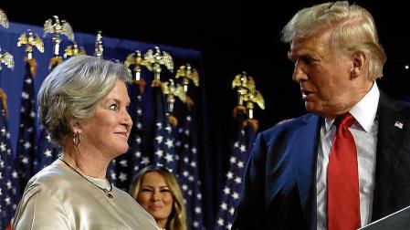 Susie Wiles y Donald Trump en un acto de campaña