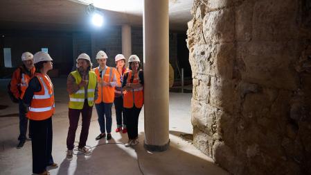 La vicepresidenta Begoña Alfaro, durante su visita a las obras en el Horno de Coscolín, en junio del año pasado.