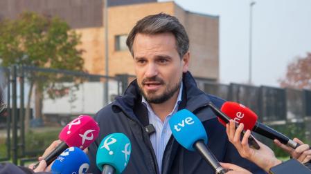 El secretario general del PP de Extremadura y cabeza de lista por Badajoz, Abel Bautista, atiende a los medios