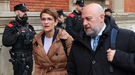 La presidenta, María Chivite, y el consejero José Luis Arasti, a su llegada al Parlamento de Navarra este jueves