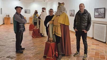 Desde la izda.: Enrique Itoiz Ojer, Ángel Navallas Echarte y Mikel Mayayo Lacosta, en la sala de la casa de cultura de Sangüesa que acoge la muestra sobre los 125 años del Misterio de Reyes