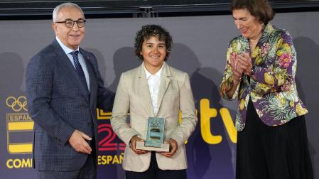 Paula Ostiz, con el presidente del Comité Olímpico Español, Alejandro Blanco.