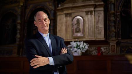 Francisco Javier Bustillo posa delante del retablo de la parroquia de San Román de Arre, pueblo de Ezcabarte en el que creció.