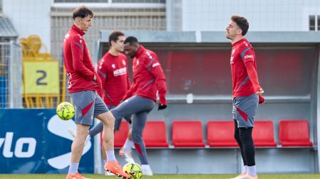A: J.P. Urdíroz F: 18-12-2025 P: Budimir, Kike Barja L: Pamplona. Instalaciones del C.A. Osasuna en Tajonar. T: Fútbol. Entrenamiento del primer equipo.