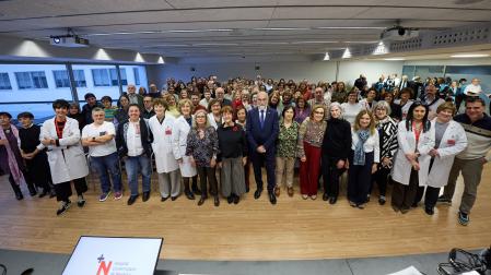 Foto de familia tras el acto de reconocimiento a los profesionales del HUN jubilados