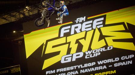 Acrobacia del piloto español Jose 'Mincha' en el Navarra Arena