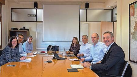La directora general e Transportes, Berta Miranda, en la reunión con responsables de Interior, tráfico, Policía Foral y Municipal de Pamplona