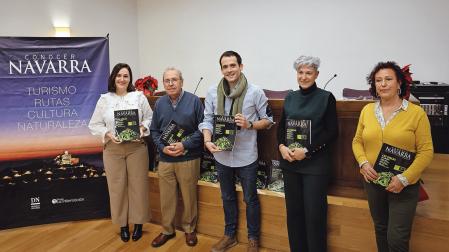 Desde la izq.: Ainhoa Hernández, periodista de Diario de Navarra; Virgilio Sagüés, patrono de la Fundación Diario de Navarra; Javier Solozábal, alcalde de Sangüesa; Marta Tiebas, teniente de alcalde y Anabel Etxeberria, concejala del Ayuntamiento de Sangüesa