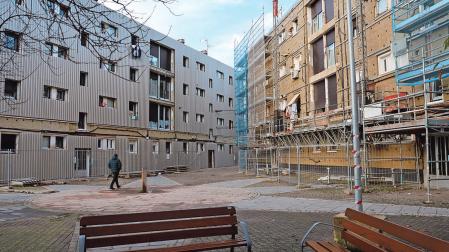 Plaza San José de Estella en la que se aprecian las fases de la rehabilitación según cada bloque
