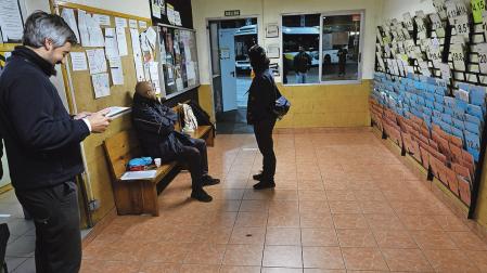 Personal de TCC Moventis aguarda en las oficinas en una de las jornadas de paros