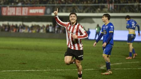 Mikel Jauregizar celebra tras marcar ante el Ourense