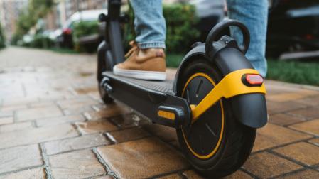 Una persona montada en un patinete