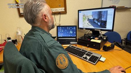 Un agente de la Guardia Civil revisando las imágenes
