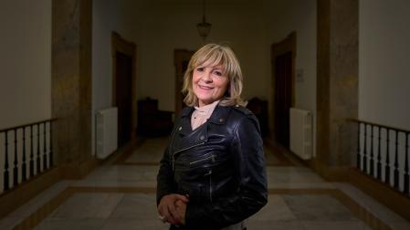 La senadora y concejala de UPN María Caballero posa en uno de los rellanos del Ayuntamiento de Pamplona, donde es concejala
