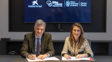 Joseba Campos, director general de la Clínica Universidad de Navarra, e Isabel Moreno, directora territorial Ebro de CaixaBank