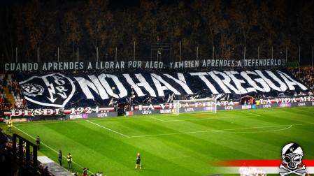 El gran tifo desplegado en uno de los fondos de Vallecas antes del Rayo-Drita