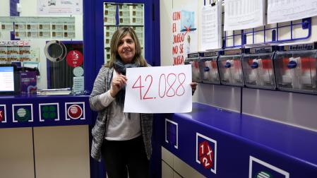 María Ángeles Celaya Erro sujetando el número que resultó premiado en 1.997 en Tafalla.