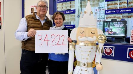 José Luis Martínez Parra y Mari Carmen Domínguez González con el número más especial para ellos, el 34.822.