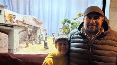 Miguel Ochoa Pérez y su hijo Javier Ochoa Reta, ante un belén sangüesino