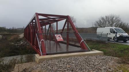 Pasarela sobre el río Erro ya colocada en Urroz-Villa