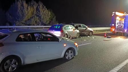Imagen del lugar del accidente, con los tres vehículos implicados en el mismo