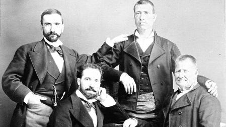 Imagen familiar de Julián Gayarre. De pie Gregorio y Pedro María Garjón, primos de Julián Gayarre. Sentados, Julián Gayarre y su padre Mariano