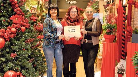 Desde la izda., Ana Aedo, Raquel Castillo y Eva Albeniz en el escaparate ganador del certamen