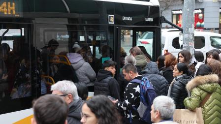 Un grupo de personas aguarda para montarse en una de las líneas de villavesas en Pamplona