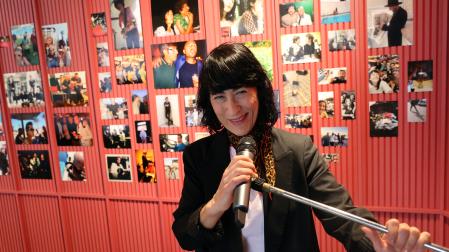 Cristina Martínez, junto a varias fotografías de su exposición