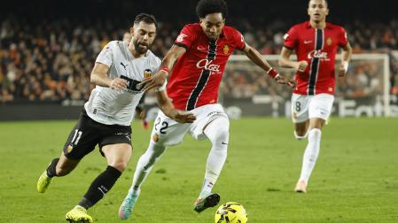 Johan Mojica (Mallorca) y Luis Rioja (Valencia) disputan un balón este viernes en Mestalla