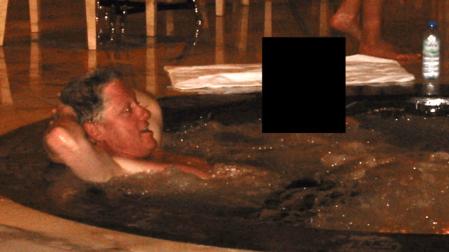 La imagen de Clinton en un jacuzzi, uno de los documentos desclasificados