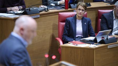 La presidenta del Gobierno de Navarra, María Chivite, observa al portavoz de UPN, Javier Esparza, en el pleno del Parlamento de Navarra de esta semana.